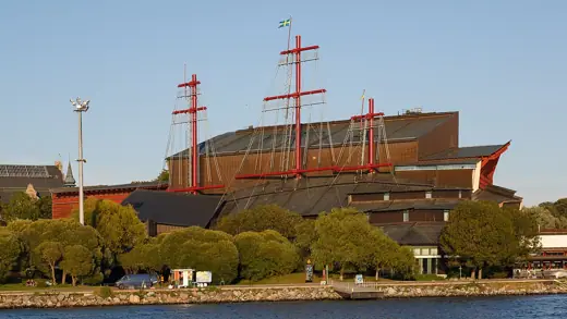 Photo 1: Exterior