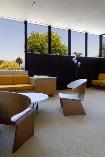 Photo 5: Interior · Living Room