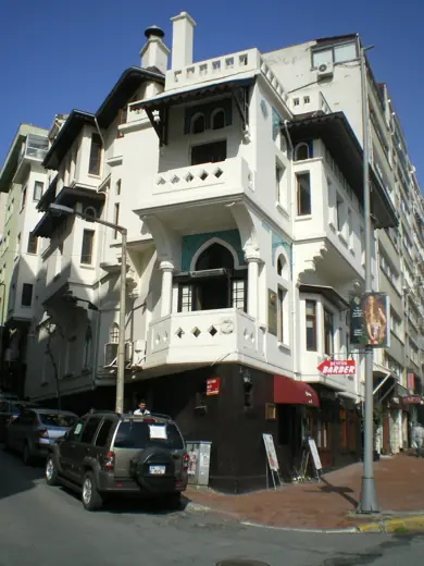 Photo 1: Exterior