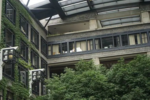Photo 4: Exterior