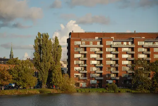 Photo 1: Exterior