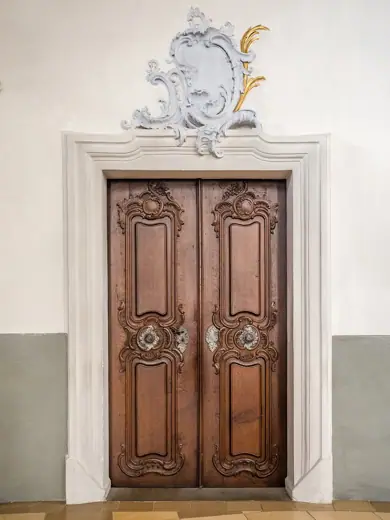 Photo 4: Interior