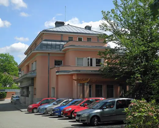 Photo 2: Exterior