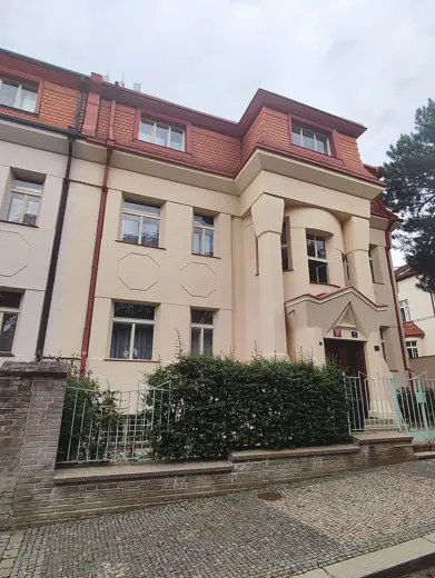 Photo 2: Exterior