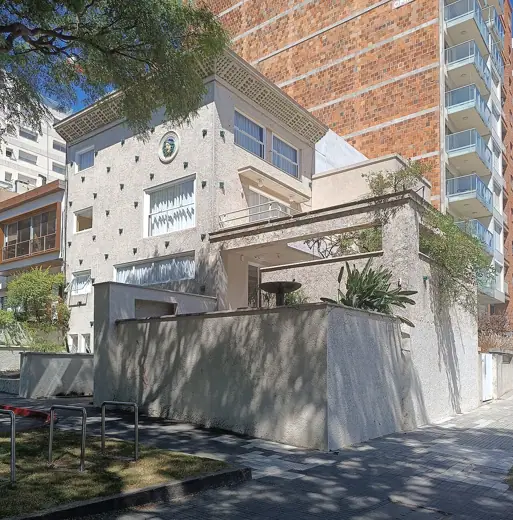 Photo 2: Exterior