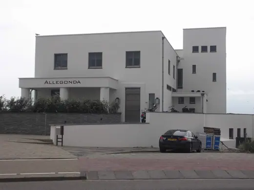Photo 1: Exterior