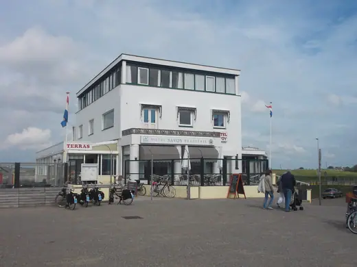 Photo 2: Exterior