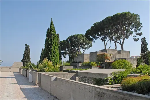 Photo 1: Exterior
