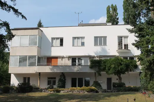 Photo 2: Exterior