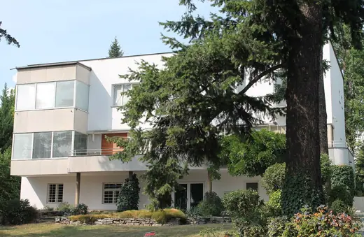 Photo 3: Exterior
