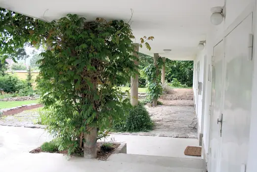 Photo 4: Exterior