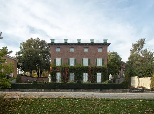 Photo 2: Exterior