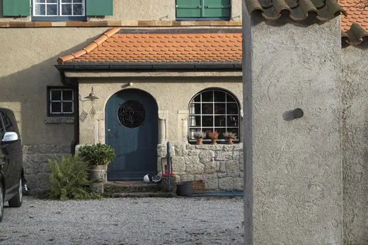 Photo 3: Exterior