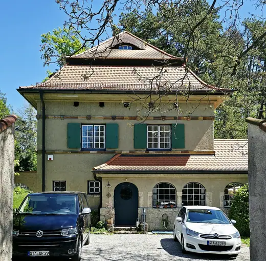 Photo 4: Exterior