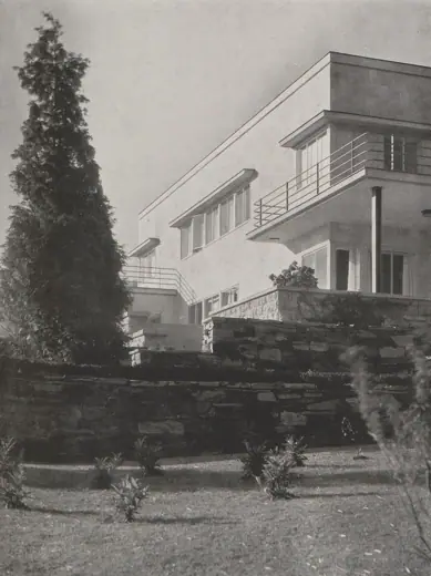 Photo 2: Exterior