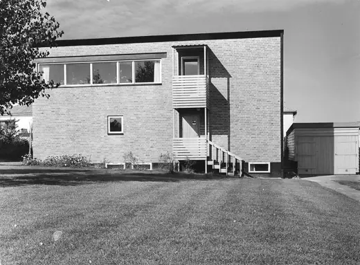 Photo 4: Exterior