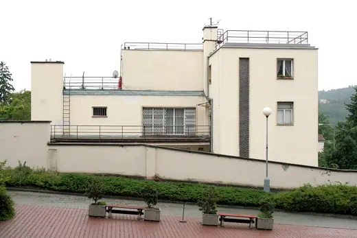 Photo 4: Exterior