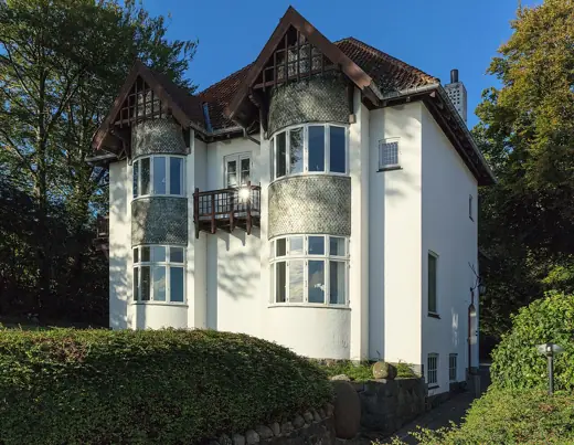 Photo 2: Exterior