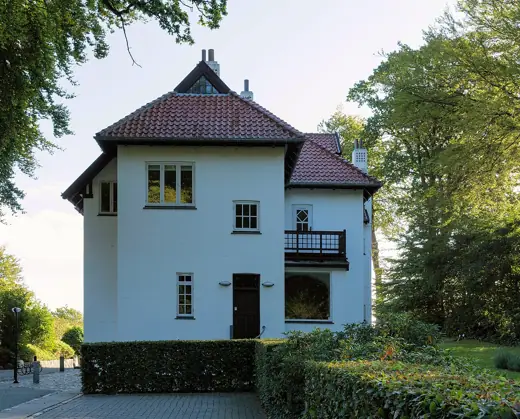 Photo 3: Exterior