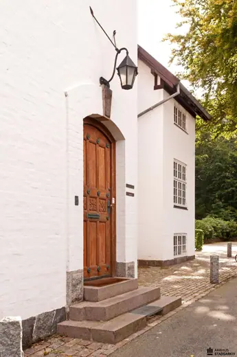 Photo 4: Exterior