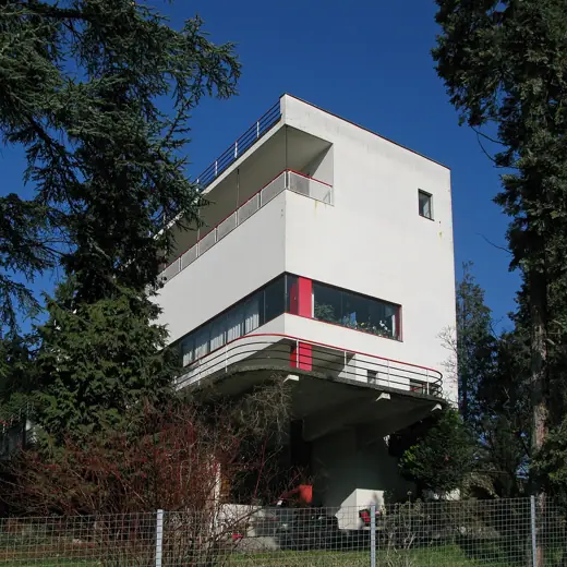 Photo 2: Exterior