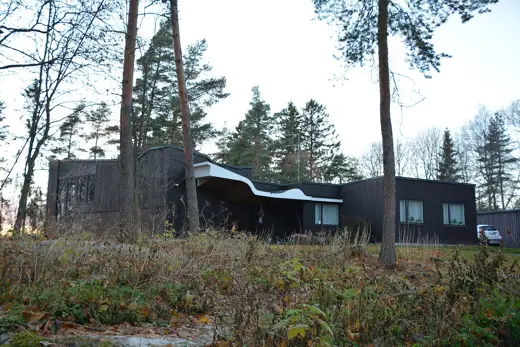 Photo 2: Exterior