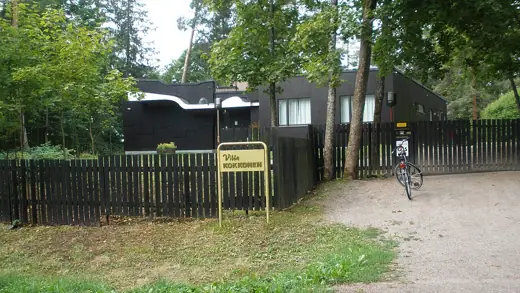 Photo 3: Exterior