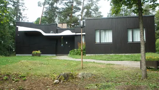 Photo 4: Exterior