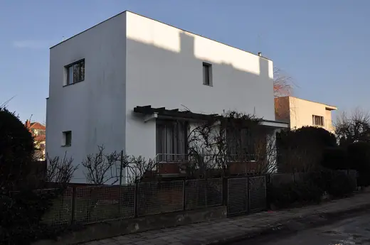 Photo 3: Exterior