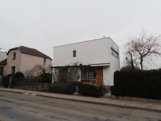 Photo 4: Exterior