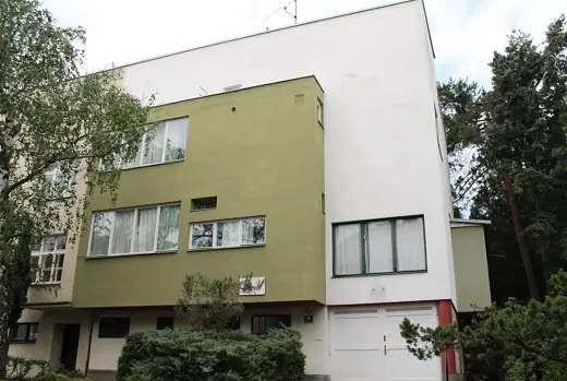 Photo 1: Exterior