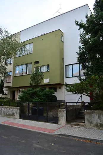 Photo 3: Exterior