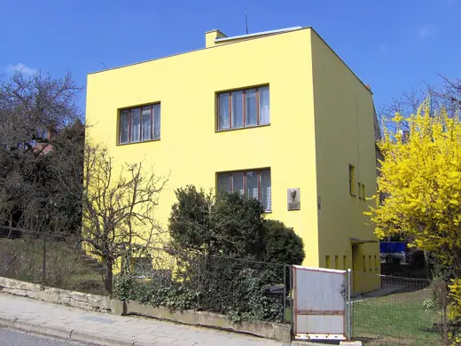 Photo 1: Exterior