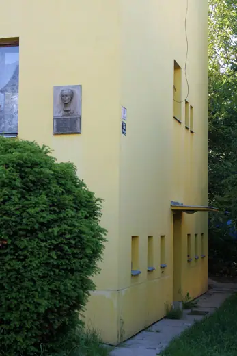 Photo 3: Exterior