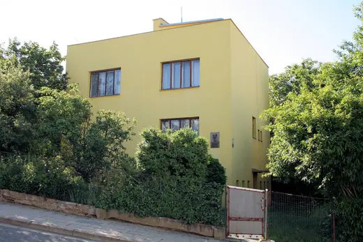 Photo 4: Exterior