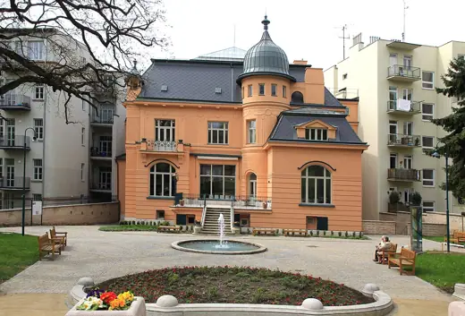 Photo 1: Exterior