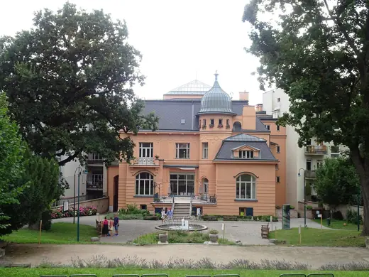 Photo 2: Exterior