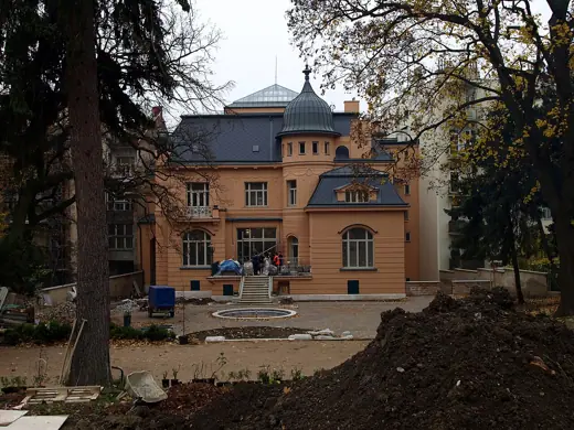 Photo 3: Exterior