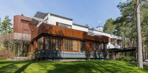 Photo 2: Exterior