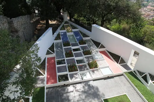 Photo 6: Context · View in the garden of the Villa Noailles