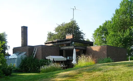 Photo 1: Exterior