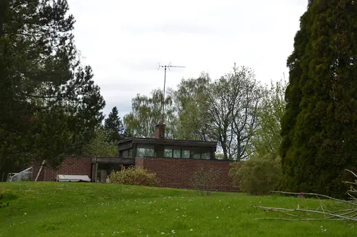 Photo 4: Exterior