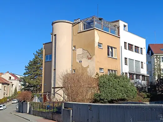 Photo 3: Exterior