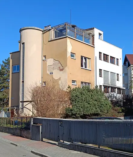 Photo 4: Exterior