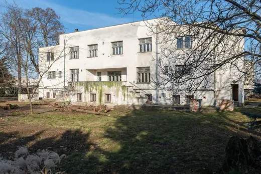 Photo 2: Exterior