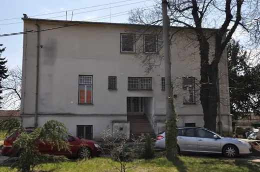 Photo 4: Exterior