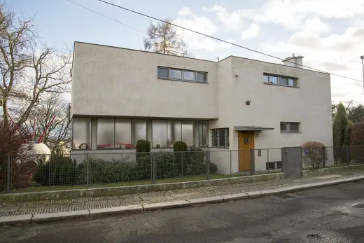 Photo 1: Exterior