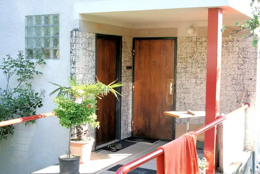 Photo 4: Exterior