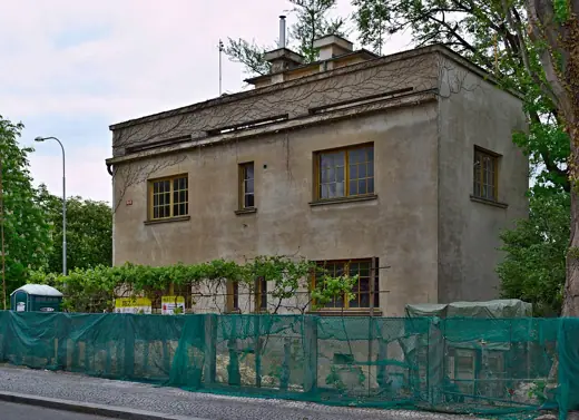 Photo 1: Exterior