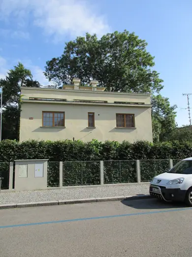 Photo 2: Exterior
